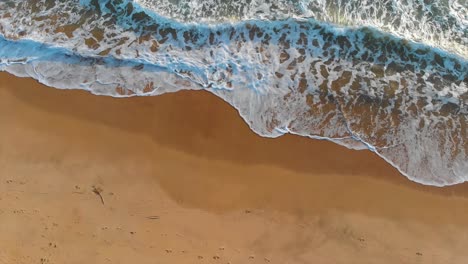 Olas-Rompiendo-En-Una-Playa-De-Arena-En-Portugal