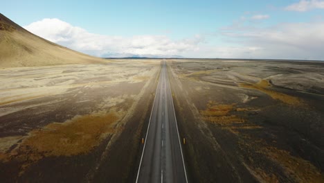 Hombre-Corriendo-En-Un-Tiro-De-Dron-De-Carretera-Recta,-Soledad,-Libertad,-Aventura