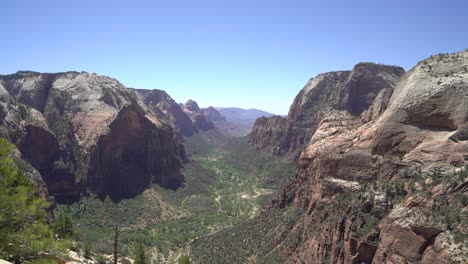 Blick-Von-Oben-Auf-Engel,-Die-Im-Zion-Nationalpark-Landen