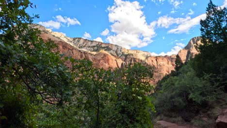 las montañas de utah contra un cielo nublado azul