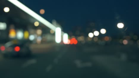 borrón de las luces de la ciudad. movimiento disparado desde el coche