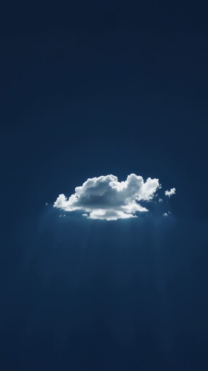 Video vertikal: Awan kumulus menyusut memudar di langit biru pekat, sinar matahari memanaskan, berkas cahaya meredup.
