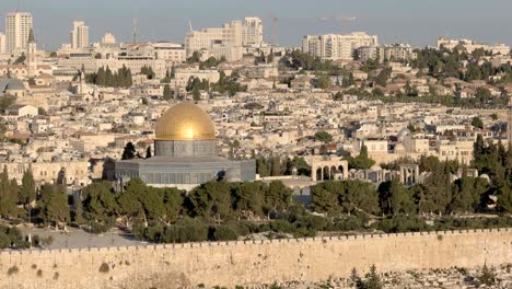 haz un zoom cercano de la cúpula de la roca desde el monte de los olivos, jerusalén.