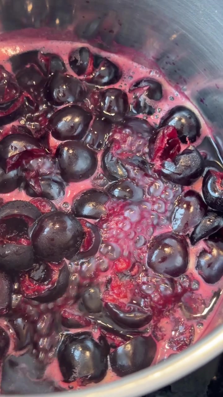 Cerejas frescas cozinhando lentamente em uma panela