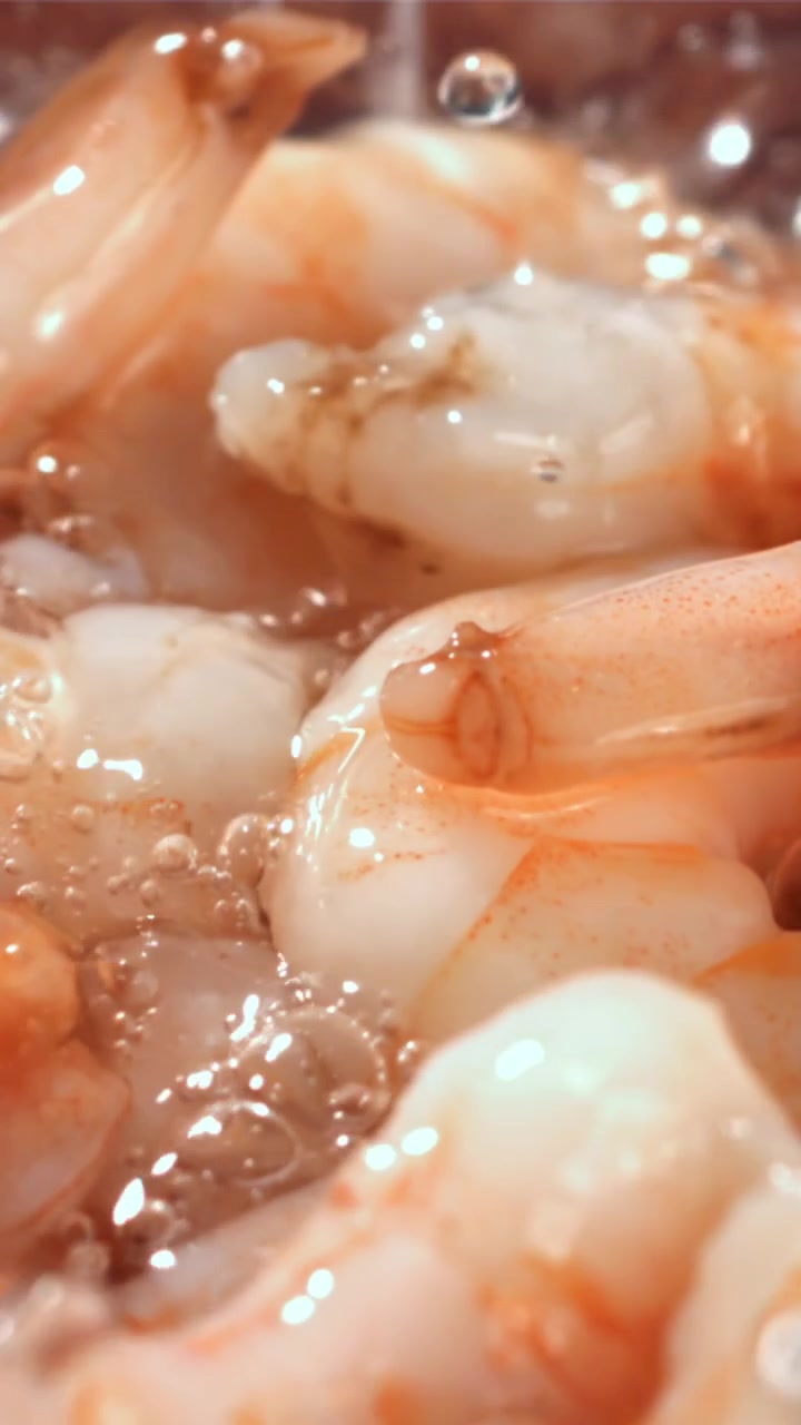 Primo piano di gamberi freschi lavati e bolliti in acqua