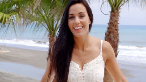 Retrato-De-Mujer-Sonriente-En-La-Playa-Tropical