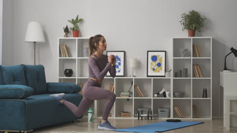 Mujer-Joven-Con-Cola-De-Caballo-Está-Haciendo-Sentadillas-En-Casa-Entrenando-Sola-En-La-Sala-De-Estar-El-Fin-De-Semana-Estilo-De-Vida-Saludable-Y-Deportivo-Tiro-Completo