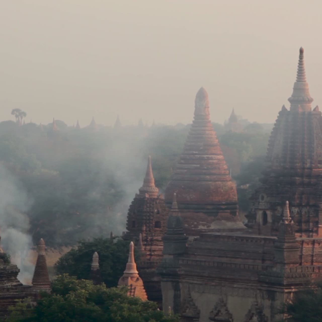 Il fumo si alza vicino ai magnifici templi di Pagan Bagan Birmania Myanmar