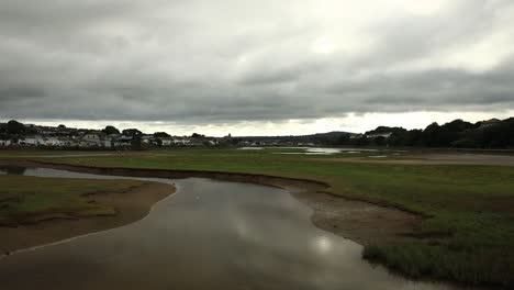 alejar la toma del lago claro en la reserva natural de hayle, reflejo del cielo, cornualles, inglaterra