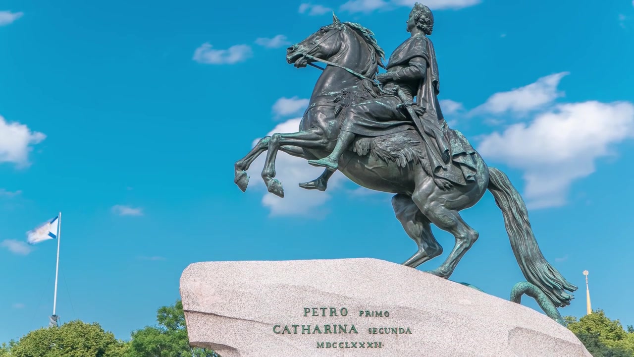 Timelapse do Monumento do Cavaleiro de Bronze em São Petersburgo, Rússia. Vista Majestosa da Estátua do Imperador Russo Pedro, o Grande com Céu Azul Nublado e Árvores Verdes como Fundo