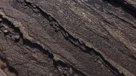 Luftdrohnenaufnahme,-Die-über-Die-Steinige-Küste-Der-St.-Andrews-Bay-Fliegt-Und-Sich-Von-Den-Felsen-Nach-Oben-Neigt,-Um-Die-Küstenklippen-Und-Die-Kathedrale-Freizugeben