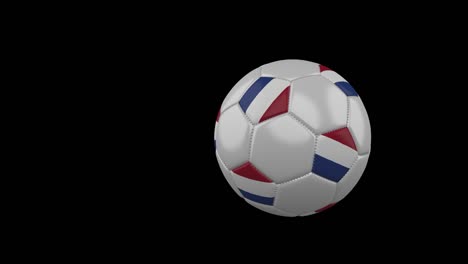 bandeira dos países baixos em uma bola de futebol voando em fundo transparente, canal alfa
