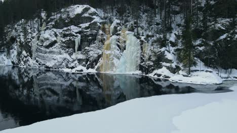 Nahaufnahme-Von-Drohnenaufnahmen-Eines-Wunderschönen-Gefrorenen-Wasserfalls-In-Südnorwegen