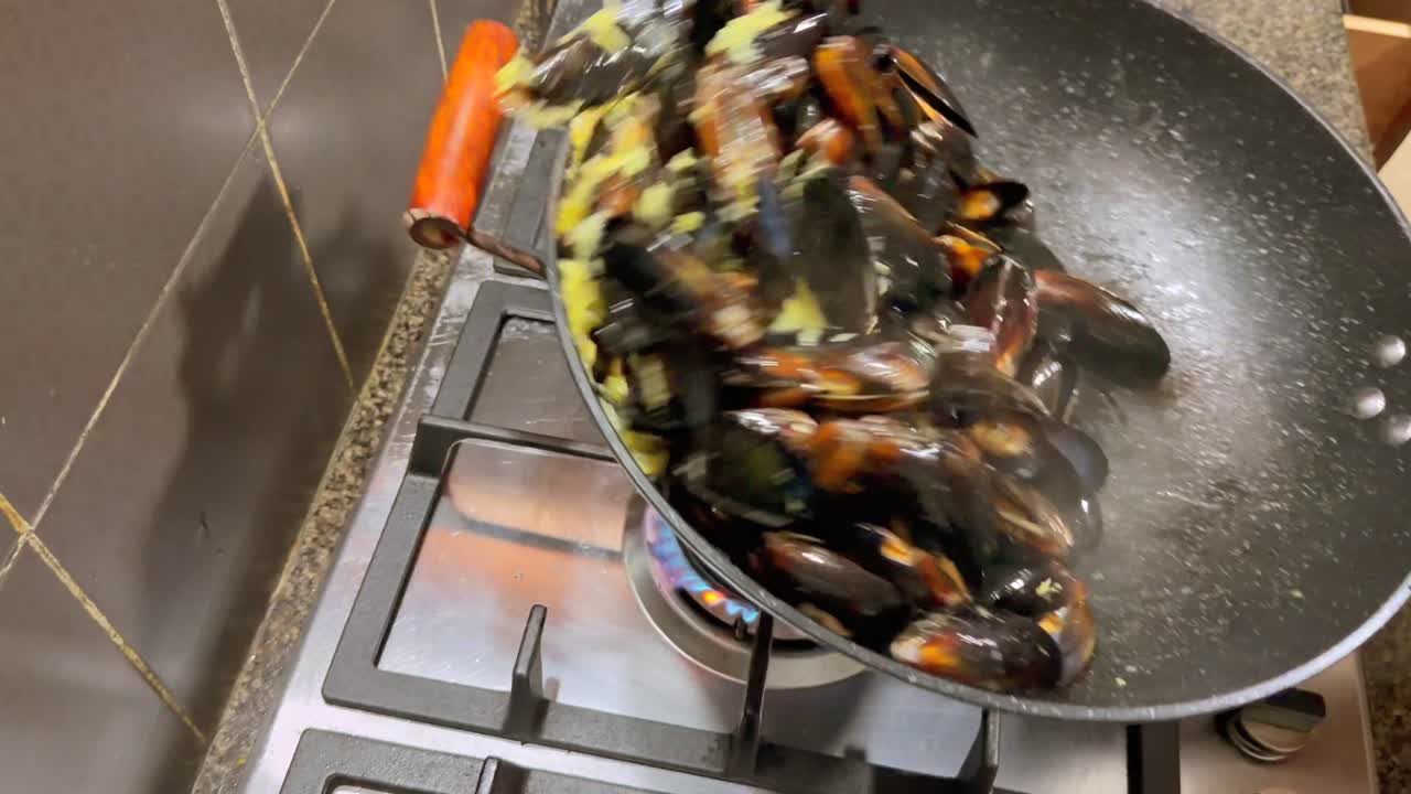 Sauteed garlic and butter mussels in woke, Mahe Seychelles 25fps 001