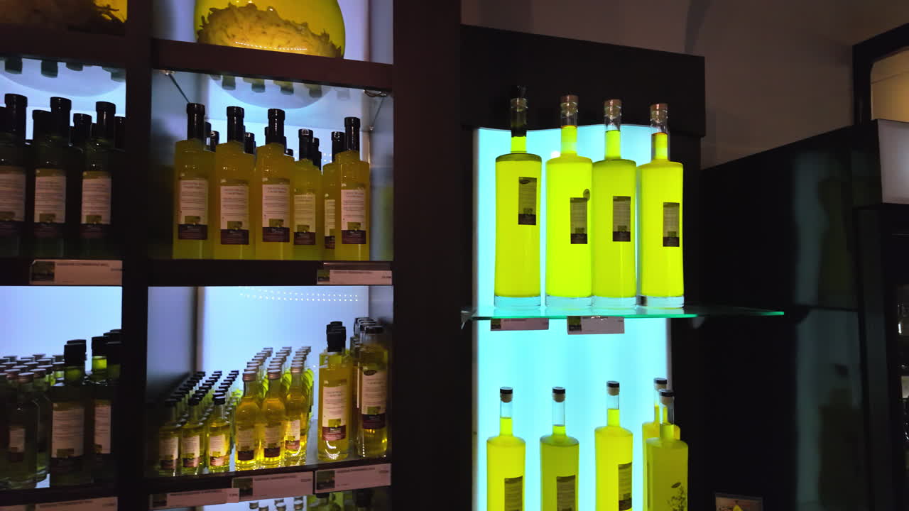 Primer plano de botellas de limoncello en una tienda de Menton, Francia