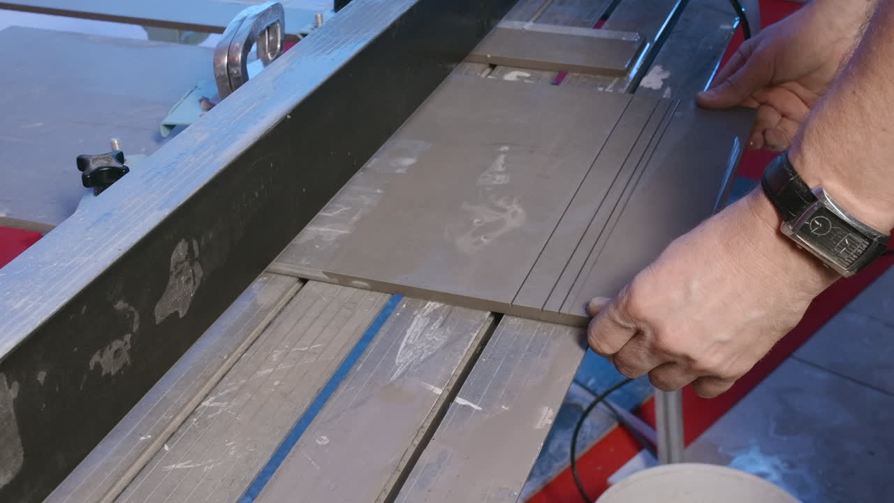 cortar azulejos con un cortador de azulejos