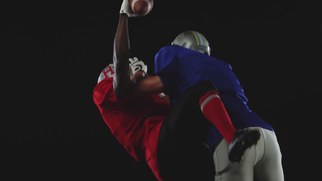deux joueurs de football américain en action