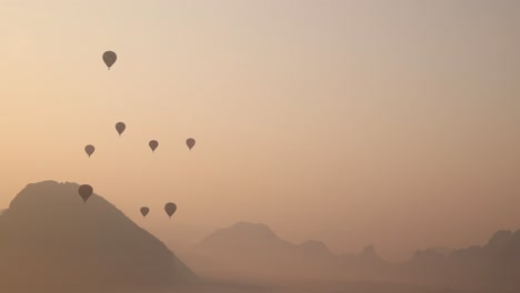 Globos-Aerostáticos-Al-Amanecer-En-Vang-Vieng,-La-Capital-De-Aventuras-De-Laos.