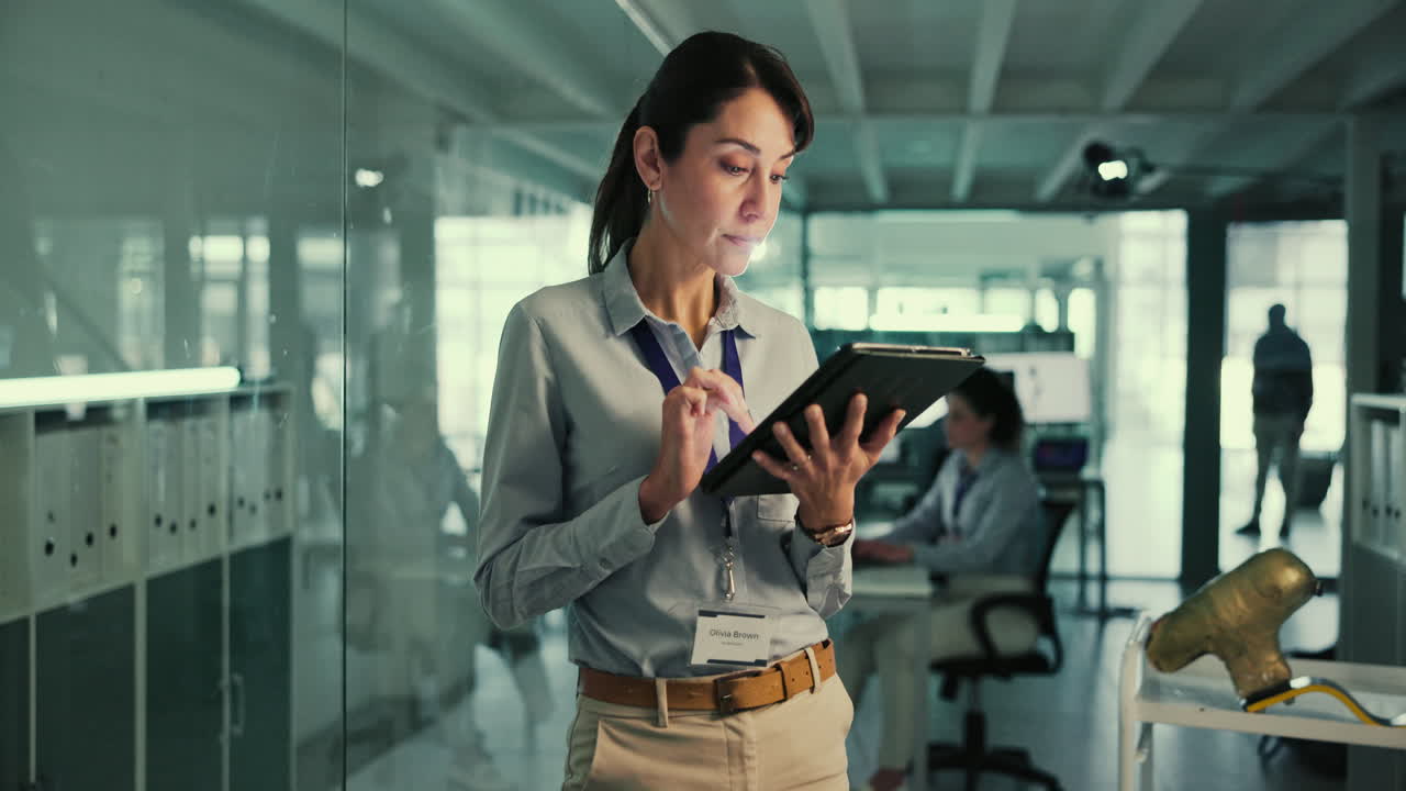 mujer de negocios usando una tableta en un entorno de oficina