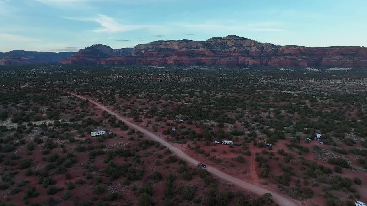 vista aérea del desierto de sedona con vehículos y autocaravanas en arizona, estados unidos