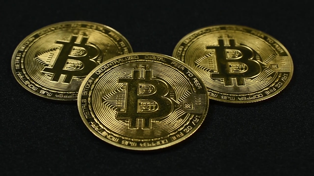 Panoramica su Bitcoin d'oro su sfondo nero