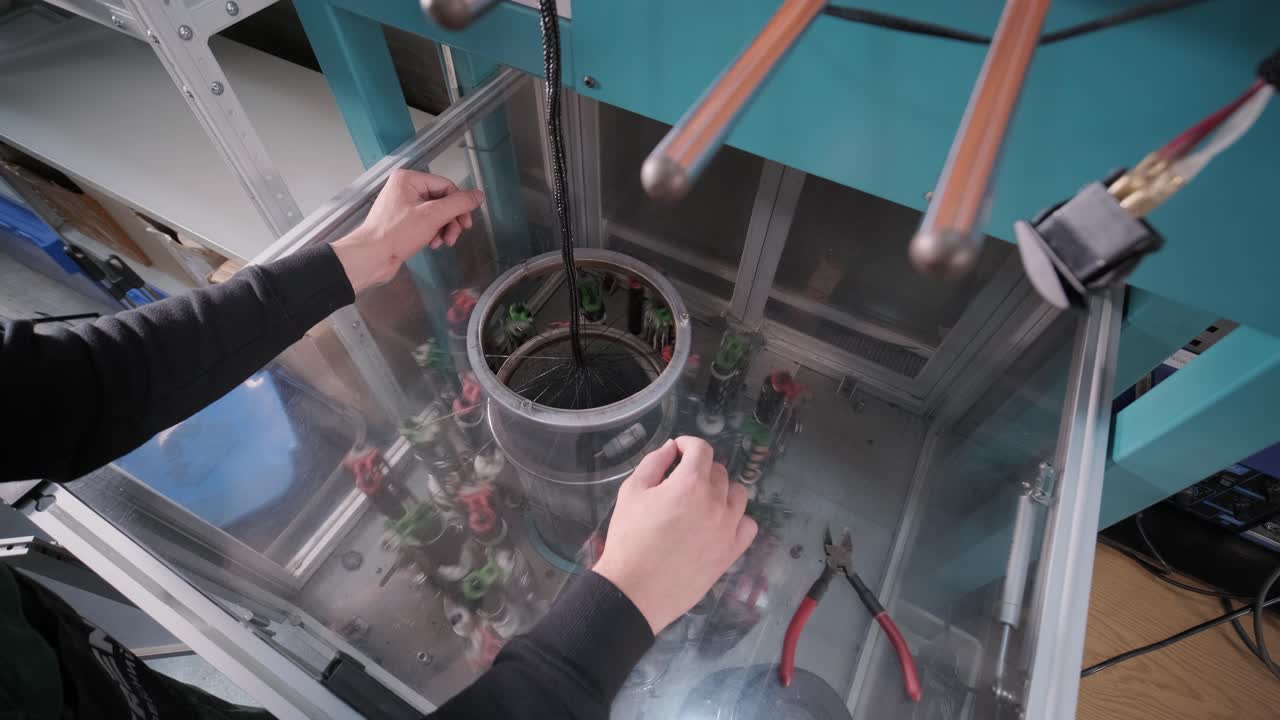 máquina de trenzado moderna vertical de alta velocidad. equipo para hacer trenzas de alambre metálico.