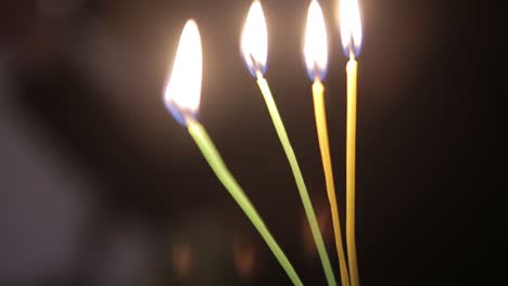 velas encendidas en la oscuridad