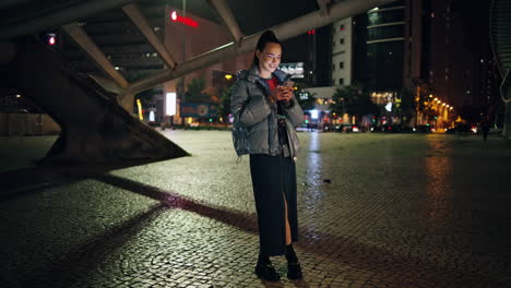 Chica-Enviando-Mensajes-De-Texto-Paseo-Nocturno-Calle-Urbana.-Adolescente-Leyendo-Redes-Sociales-Al-Aire-Libre.