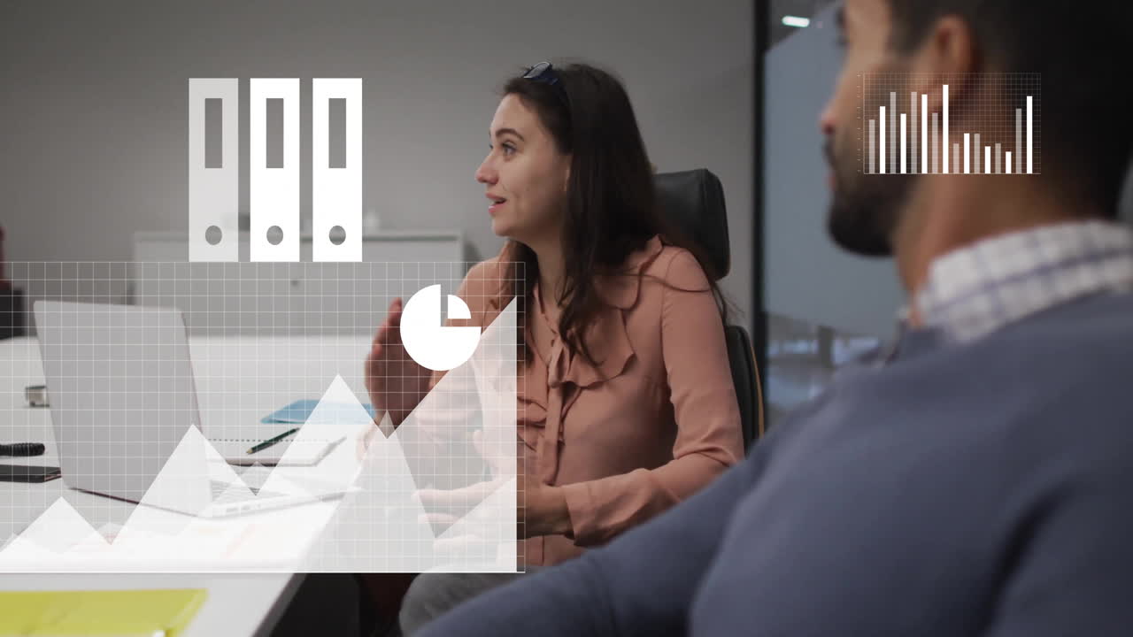 animación de iconos de medios sobre diversos colegas discutiendo el trabajo