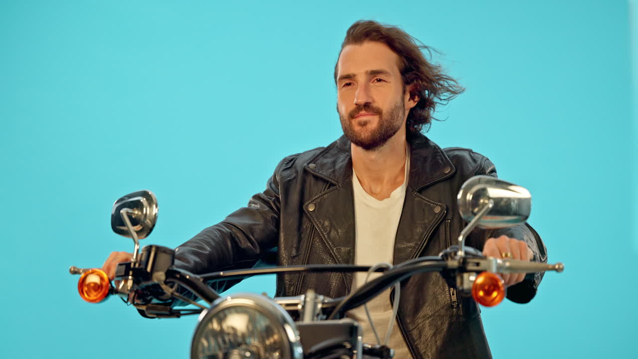 오토바이, 자유, 그리고 블루의 스튜디오에 있는 남자