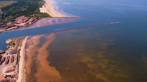 la costa del mar cerca de salacgriva. la costa industrial de salacgriva