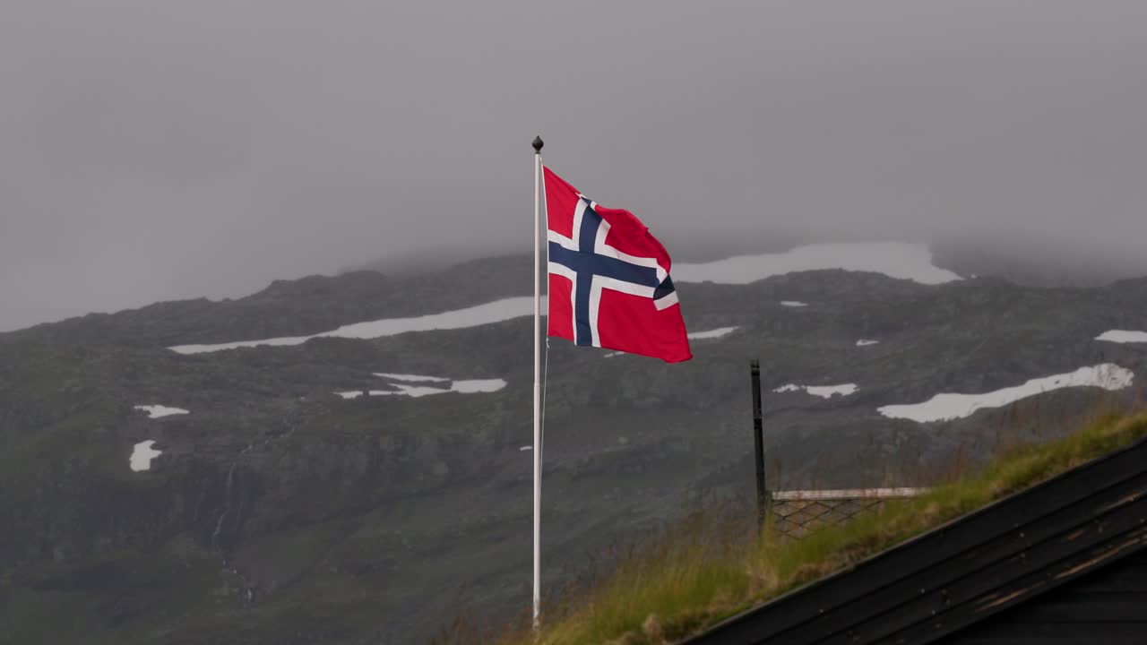 Norsk flagg vaier i vinden 120 fps.
