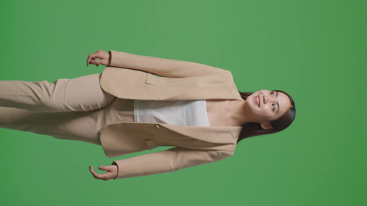 베이지색 사업복을 입은 여자