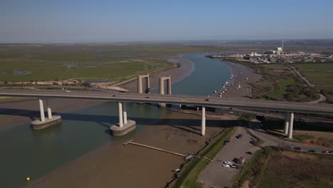 Panorama-Del-Puente-Kingsferry-Y-El-Cruce-Sheppey-Entre-El-Paisaje-Rural-En-El-Sureste-De-Inglaterra