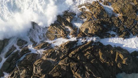 Gefährliche-Meereswellen-Krachen-über-Felsen-An-Der-Küste
