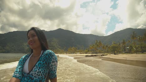 Bella-Modelo-Posando-En-Una-Playa-En-La-Isla-Caribeña-De-Trinidad-Con-Montañas-Al-Fondo