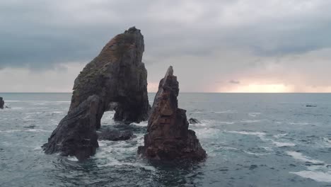 Crohy-Head-In-Donegal-Irland-Ozeanwelle-Auf-Felsen-Im-Sonnenuntergang