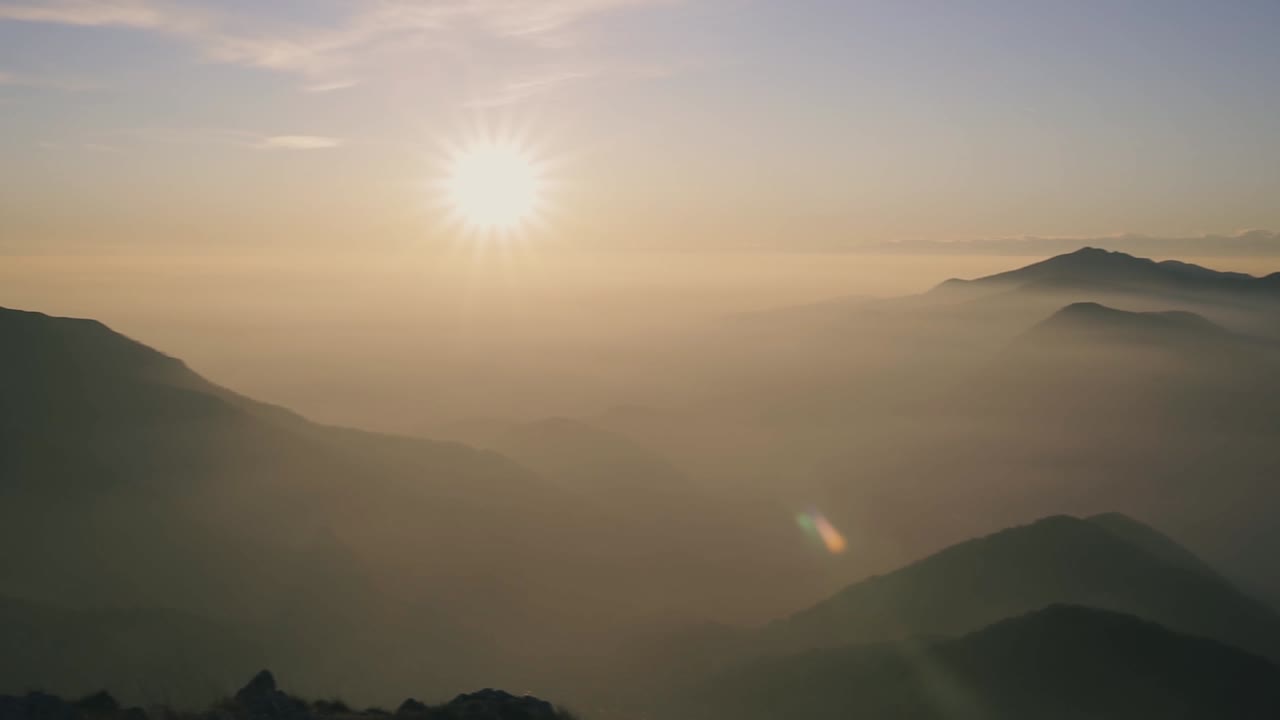 이탈리아 알프스의 산 정상에서 탁 트인 전망