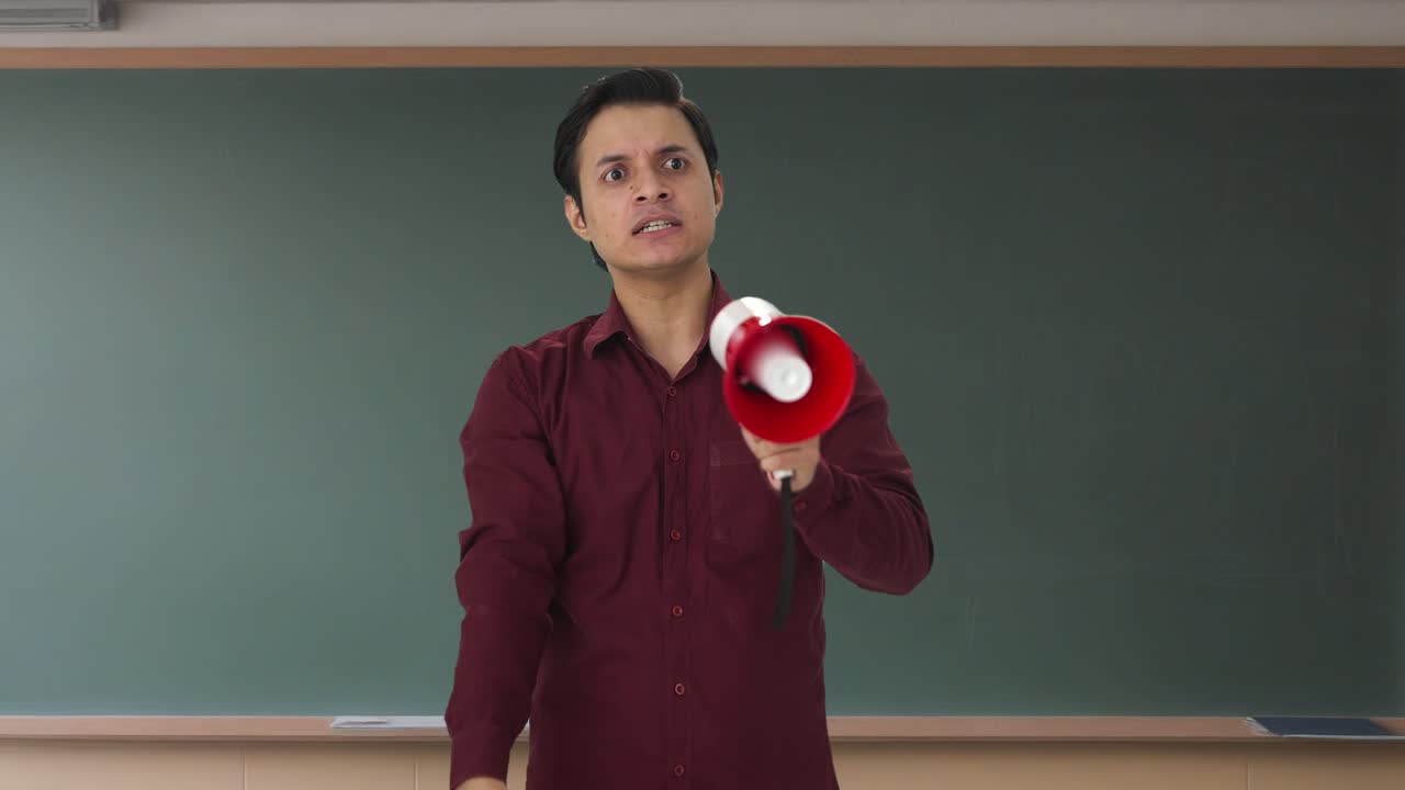 maestro indio enojado protestando por sus derechos