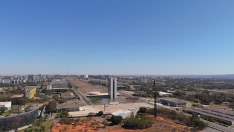 Bandera-Brasileña-Ondeando-En-El-Centro-De-Brasilia