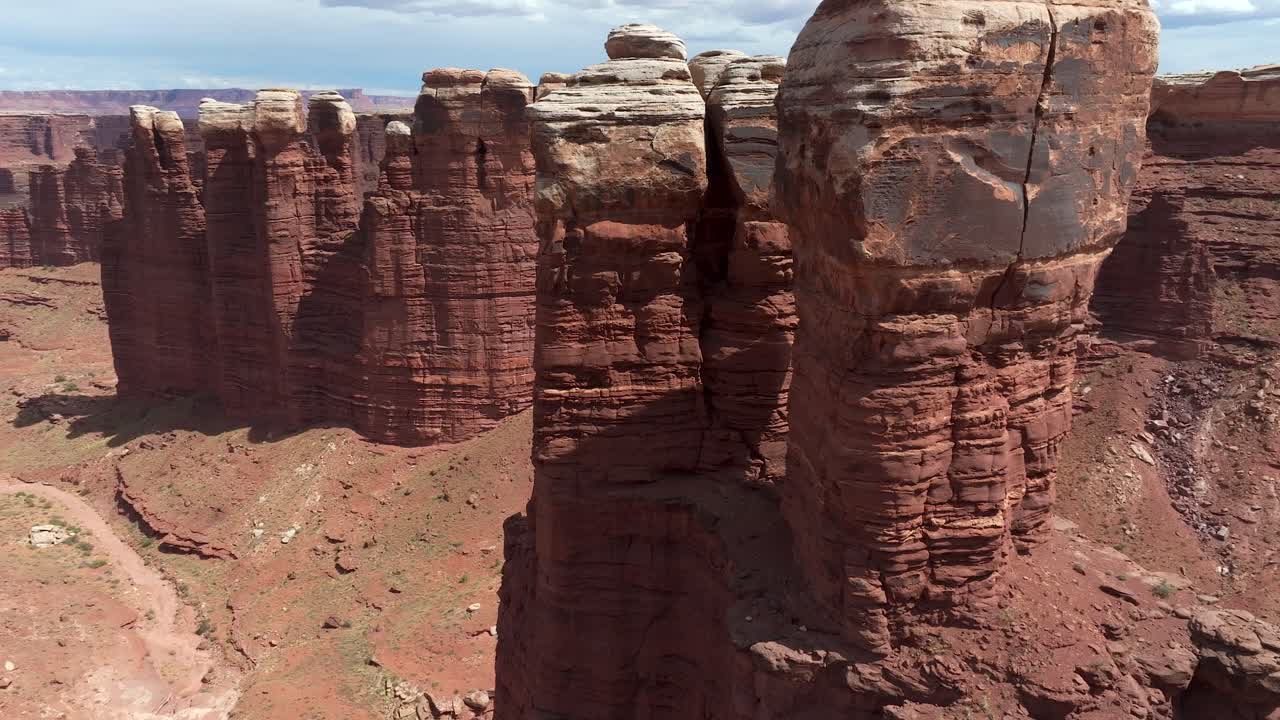 Agosto 2023 - Ripresa aerea 4K di The Needles nel Parco Nazionale di Canyonlands, Utah, USA
