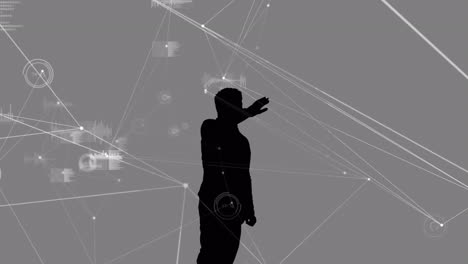 animación de la silueta de un hombre de negocios usando pantalla y conexiones en fondo gris