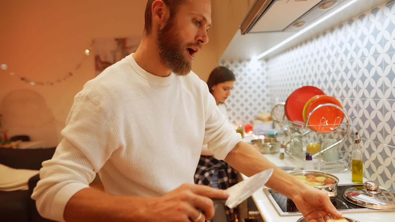 pareja cocinando juntos en una cocina festiva