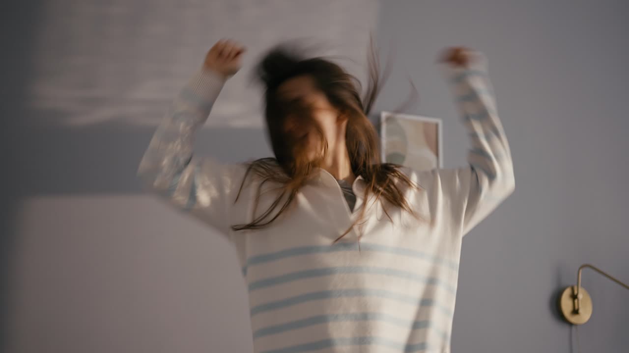 mujer bailando en el dormitorio