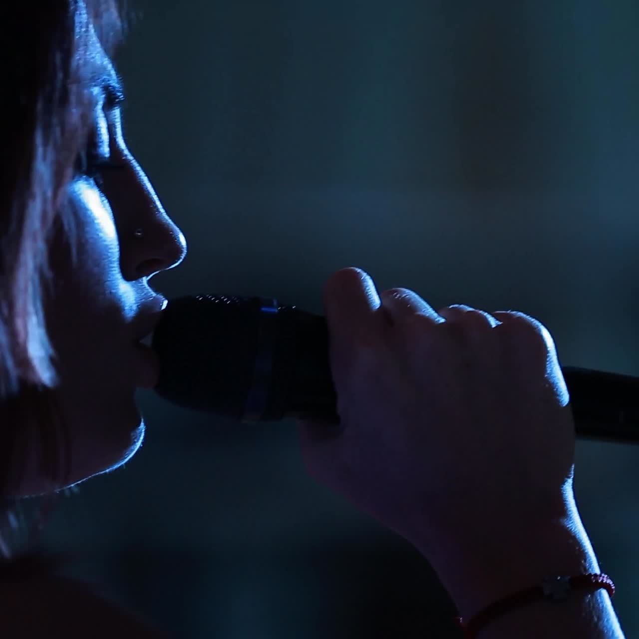 artista mujer cantante con un micrófono