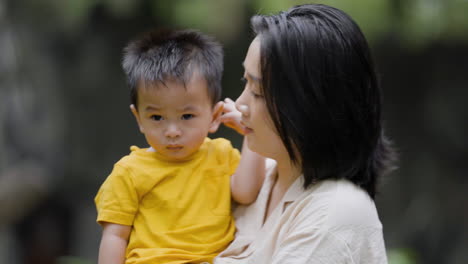 공원에 있는 아시아 가족