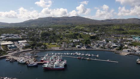 toma de drones del pueblo pesquero más grande de irlanda, killybegs, ubicado en el condado de dongal.