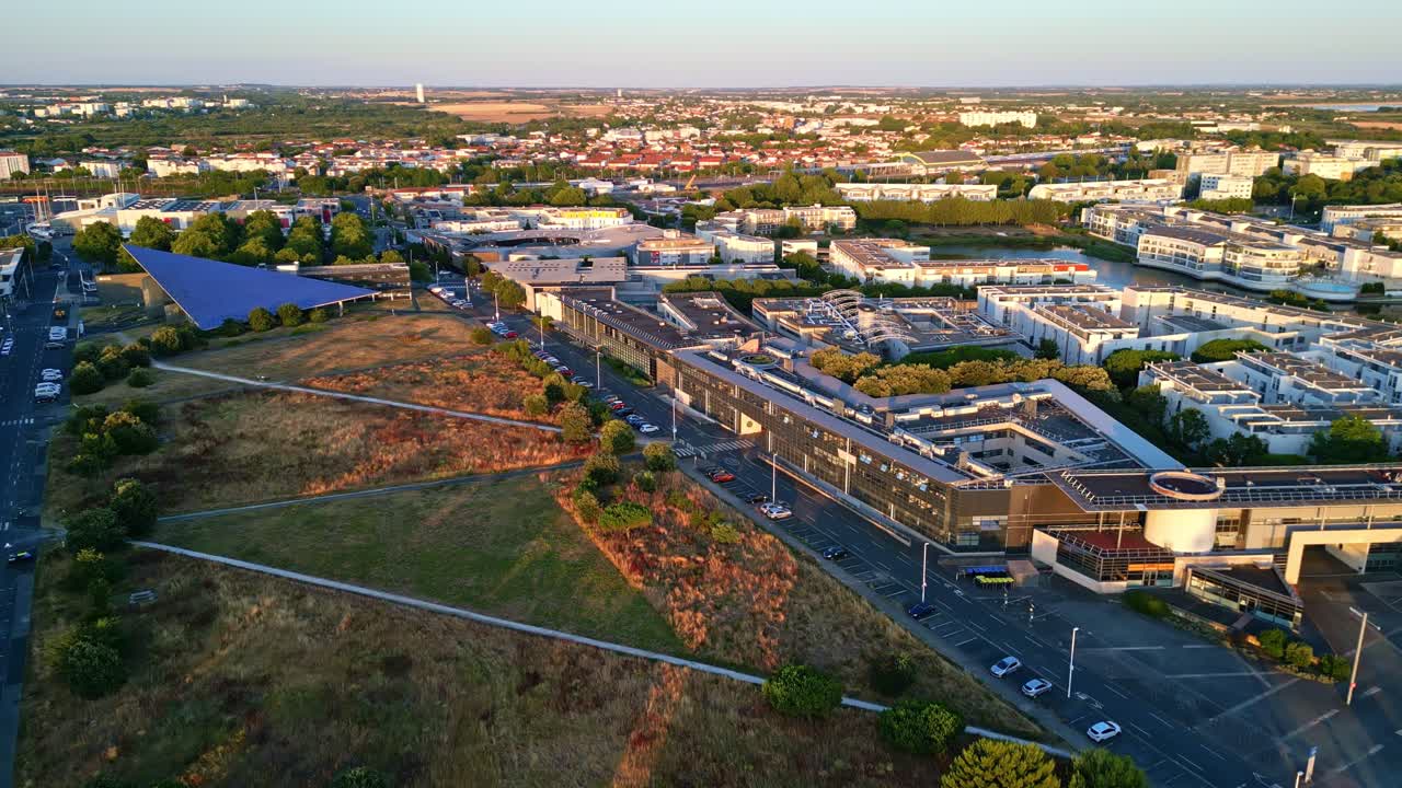 Drone tiếp cận Đại học La Rochelle với công viên công cộng trên khung cảnh thành phố tuyệt đẹp, La Rochelle, Charente-Maritime, Pháp