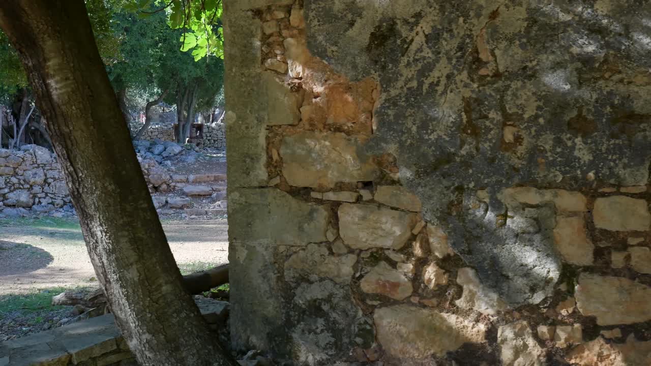 ruinas de un pueblo abandonado en el mediterráneo
