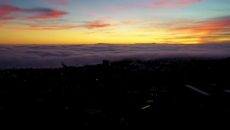 Nacht--Oder-Dämmerungsantenne-über-Nebel,-Der-In-Die-Kalifornische-Stadt-Ventura-In-Der-Nähe-Von-Los-Angeles-Rollt